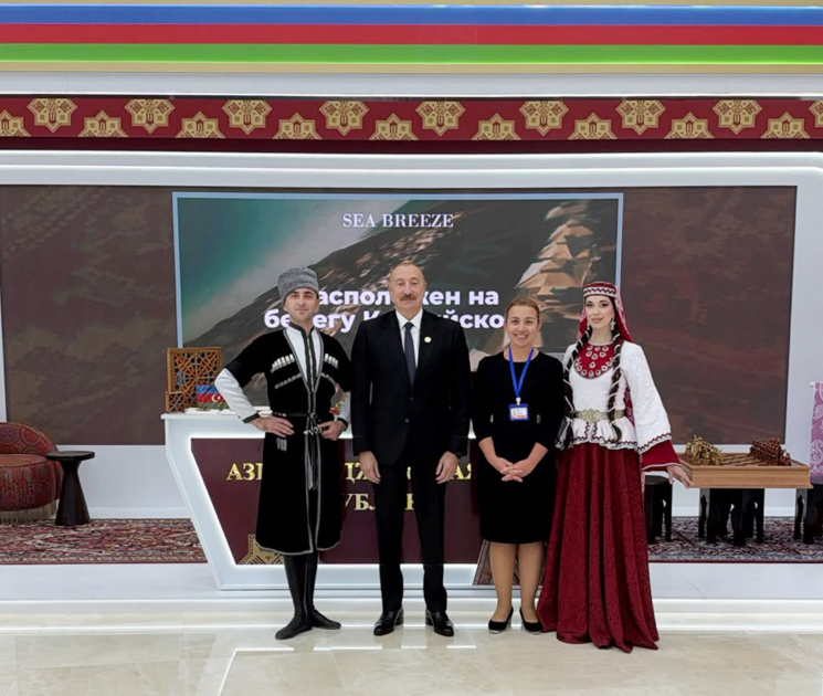 İlham Əliyev Türkmənbaşıda milli stendlərlə tanış oldu &ndash; FOTO