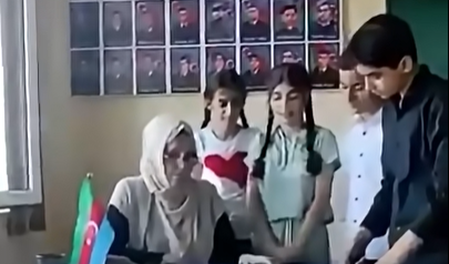 Müəllim dərs keçmək əvəzinə şagirdlərə Xameneyiyə həsr olunan mahnı oxutdurdu - VİDEO