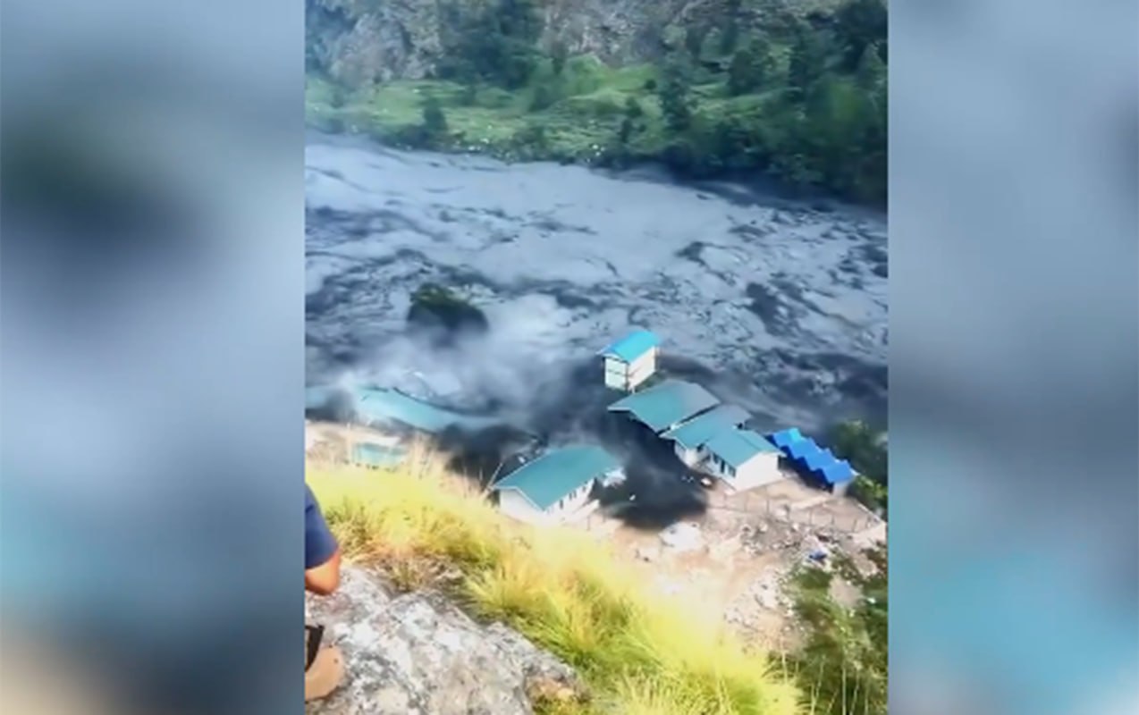 Nepalda çay məcrasından çıxdı, qarşısına çıxanı məhv etdi - VİDEO Nepalda çay məcrasından çıxdı, qarşısına çıxanı məhv etdi - VİDEO