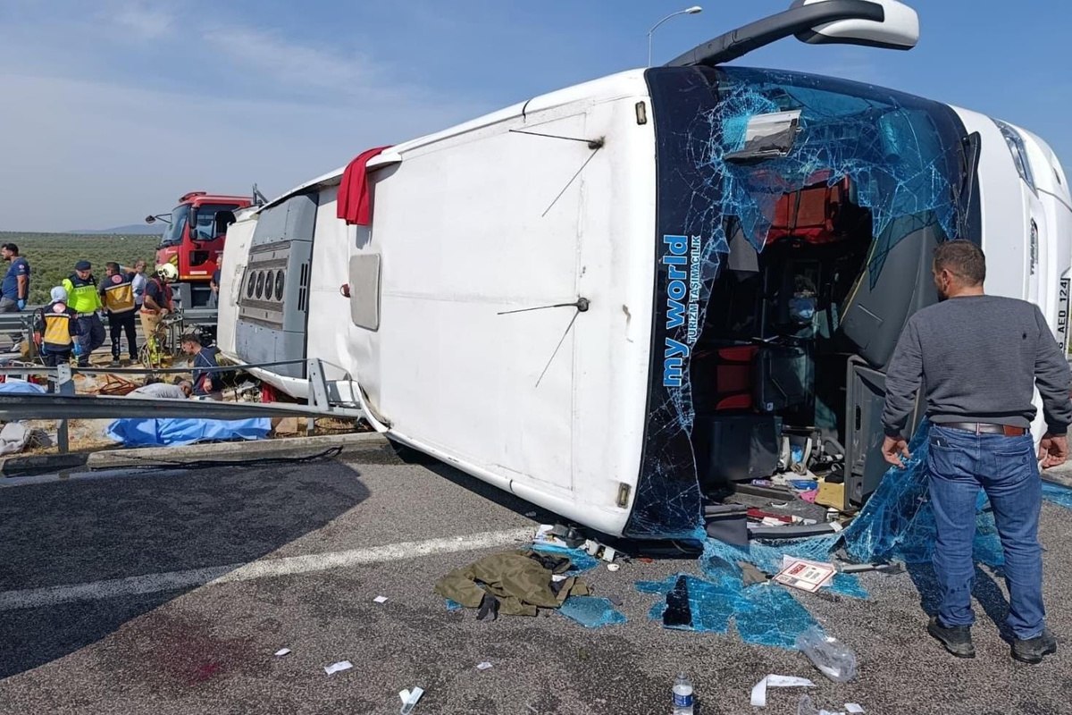 Türkiyədə TIR-la sərnişin avtobusu toqquşdu: 11 ölü, 27 yaralı var - FOTO-VİDEO