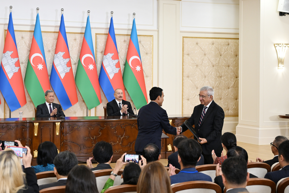 Azərbaycan-Kamboca sənədləri mübadilə olundu - FOTO