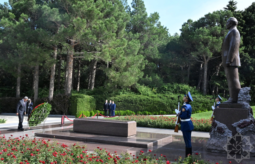 Kambocanın Baş naziri Heydər Əliyevin məzarını ziyarət etdi &ndash; FOTO