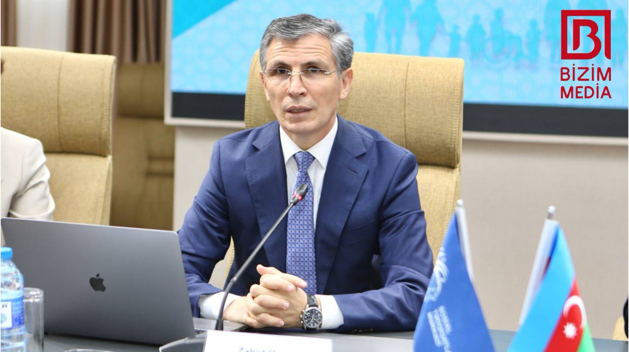 Zahid Oruc: "Məktəbli geyimi məsələsi üzərindən Azərbaycana qarşı informasiya müharibəsi aparılır"