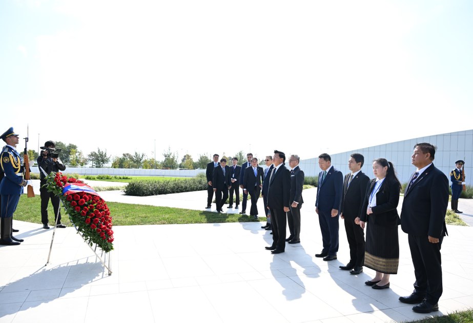 Laos Prezidenti Zəfər parkını ziyarət etdi &ndash; FOTO