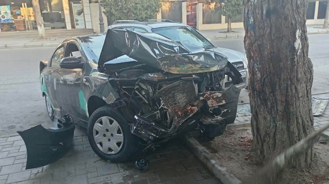 Xaçmazda avtomobil ağaca çırpıldı - FOTO