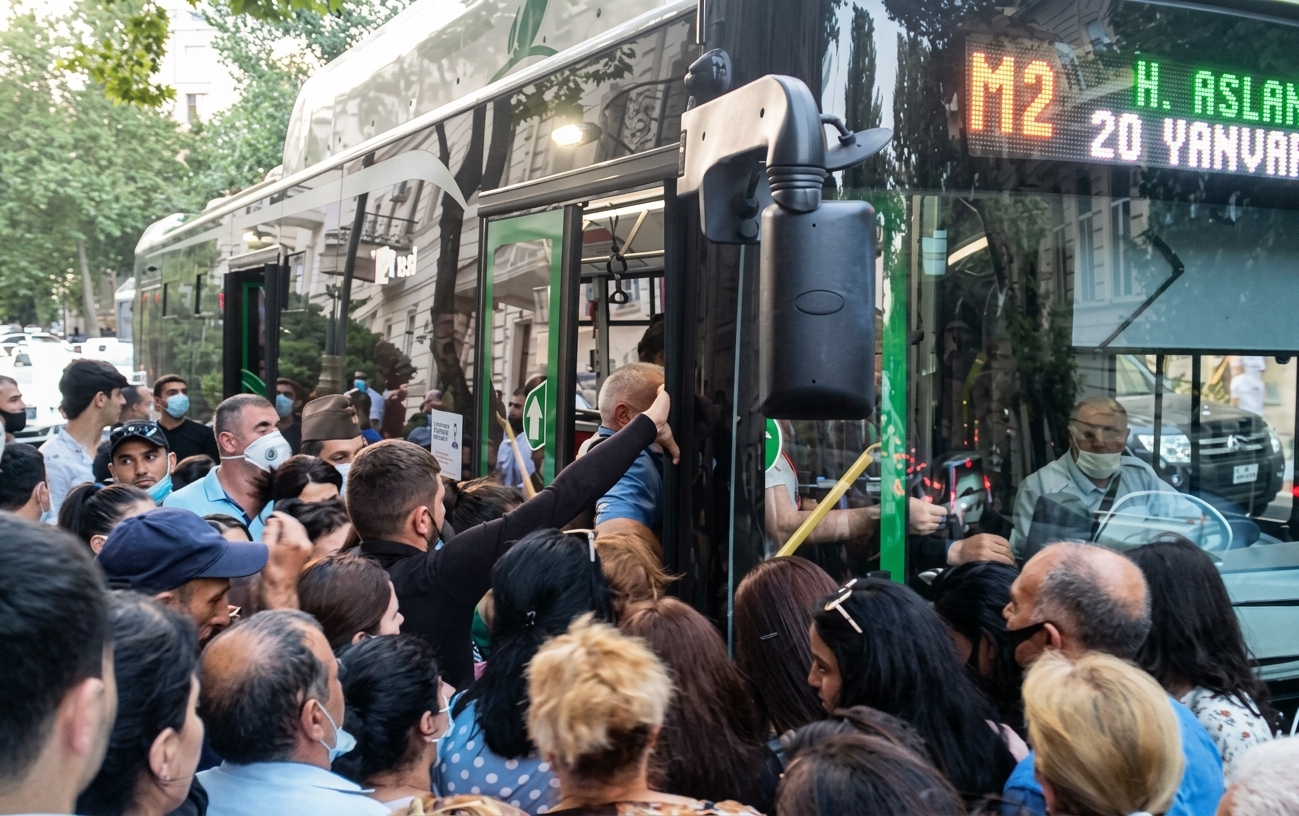 Avtobus doludursa, sürücü əlavə sərnişin mindirməkdən imtina edə bilər? - AYNA-dan AÇIQLAMA