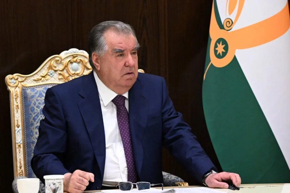 Emoməli Rahmon Bakıya yola düşdü