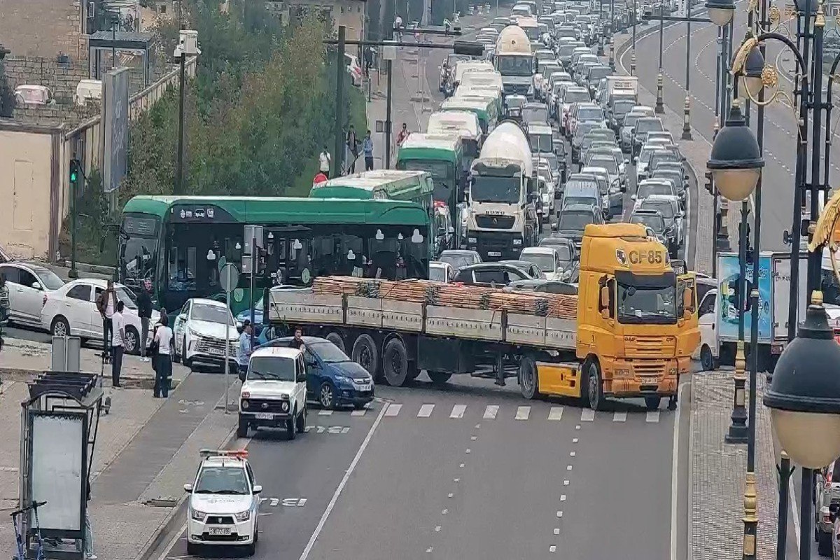 8 Noyabr prospektində nasaz yük maşını hərəkəti məhdudlaşdırdı