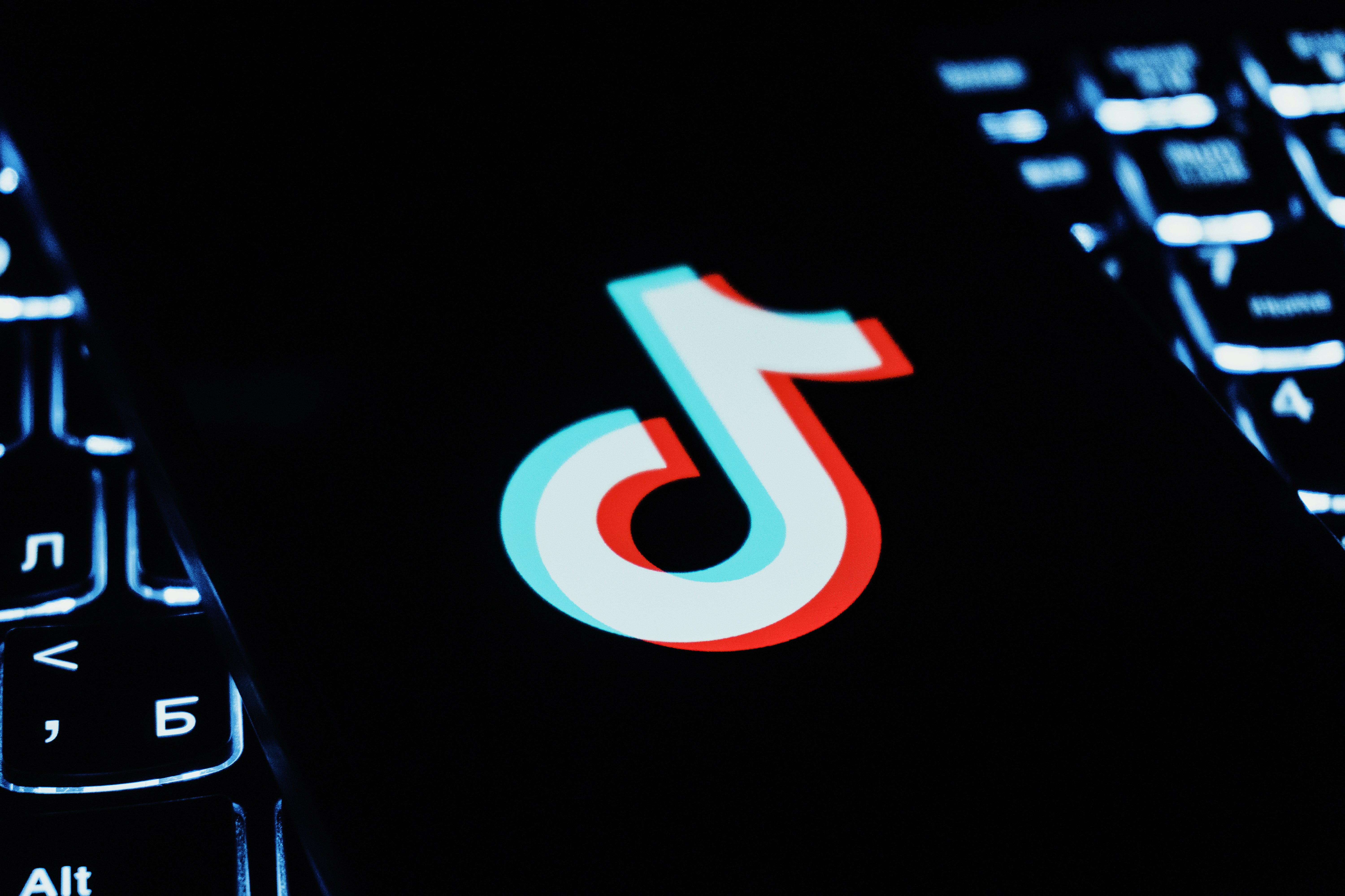 "TikTok"da canlı yayımda söyüş söyənlər saxlanıldı