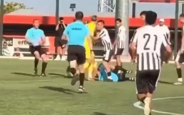 Hakimə hücum etdi, 2 il futboldan uzaqlaşdırıldı - VİDEO Hakimə hücum etdi, 2 il futboldan uzaqlaşdırıldı - VİDEO