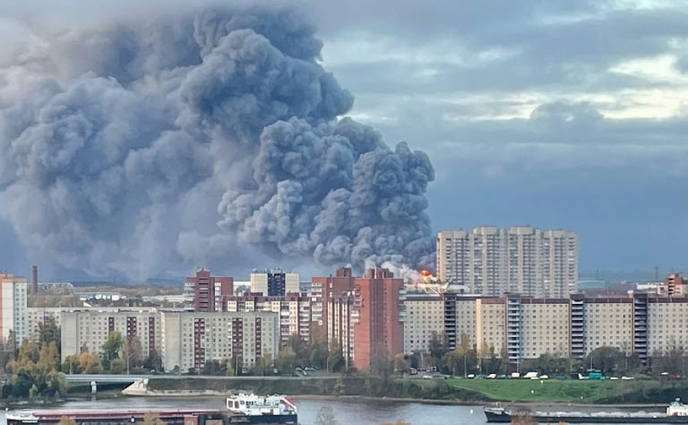 Ukrayna Leninqrad vilayətinə zərbə endirdi: "Ozon"un logistika mərkəzi yandı - VİDEO