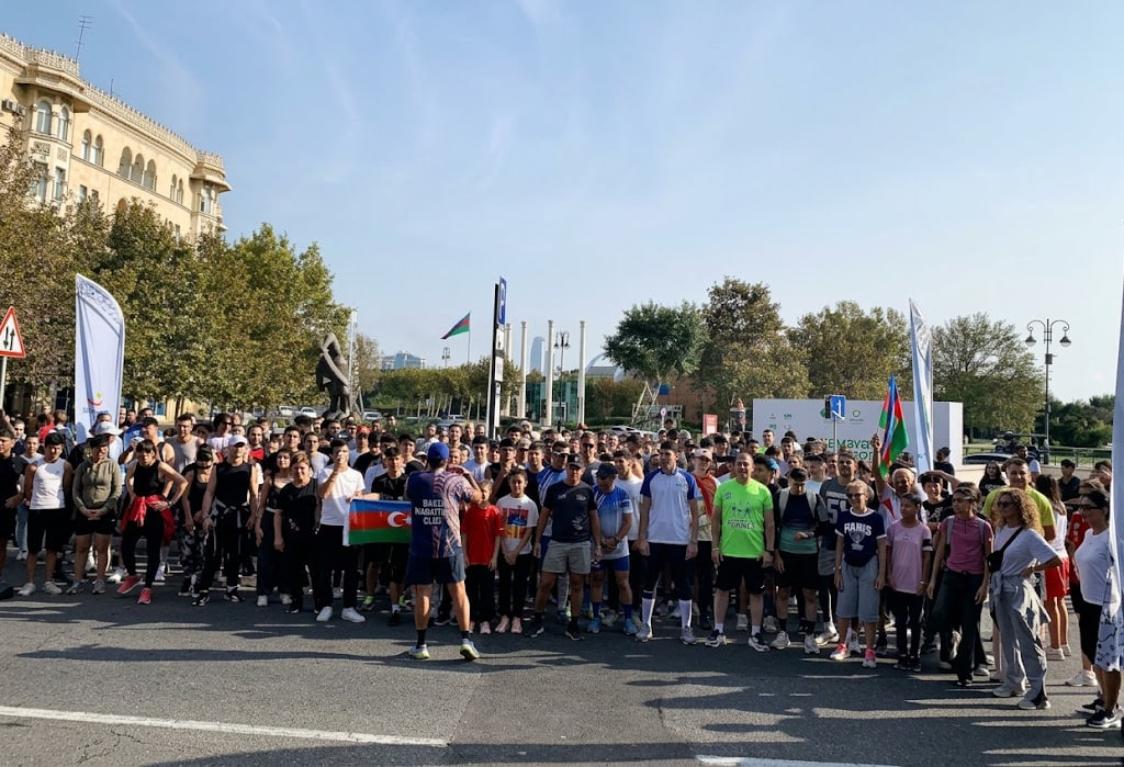 800 nəfər Dağüstü parkın pilləkənləri ilə üzü yuxarı yürüş etdi