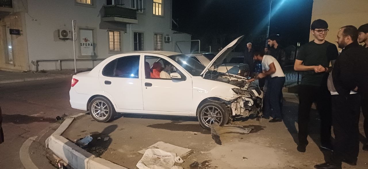 Gəncədə ağır qəza: 2 avtomobil toqquşdu - FOTO-VİDEO