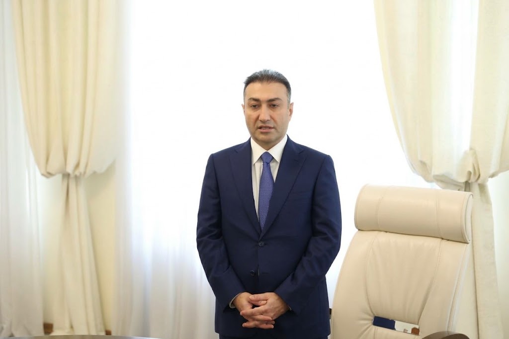 Anar Bayramovu Səhiyyə Nazirliyinin kollektivinə Teymur Musayev təqdim etdi &ndash; FOTO
