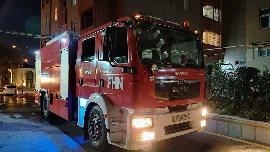 Bakıda 17 mərtəbəli binada yanğın oldu, sakinlər təxliyə edildi - FOTO