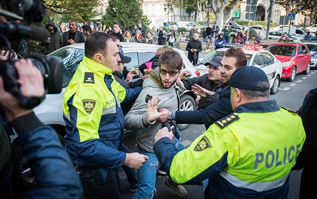 Gürcüstan saat 16:00 - Tbilisi yenidən etiraz dalğalarına büründü Gürcüstan saat 16:00 - Tbilisi yenidən etiraz dalğalarına büründü
