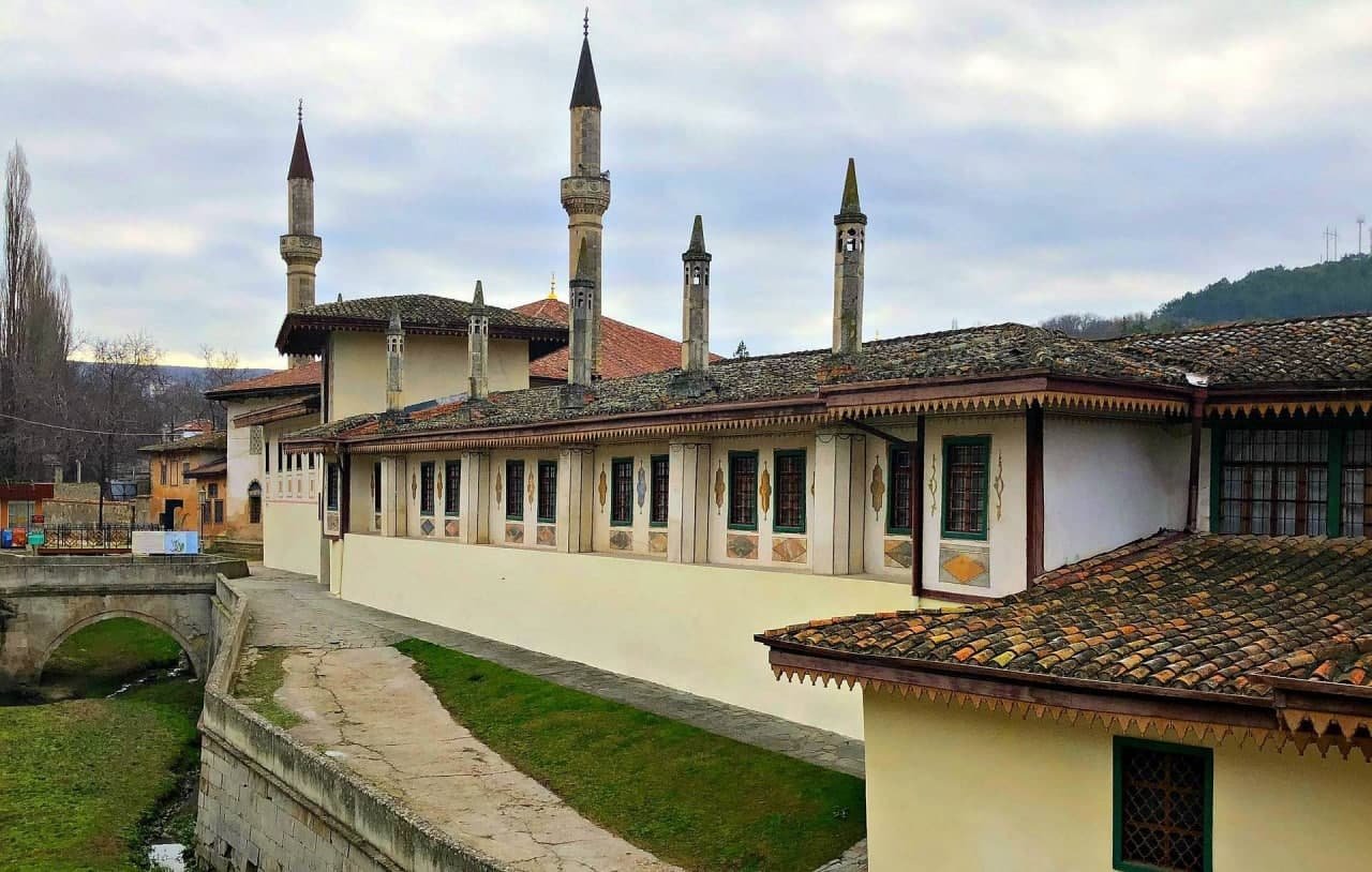 Puşkinin gəzdiyi saray 2 milyard rubla bərpa olunacaq - FOTO