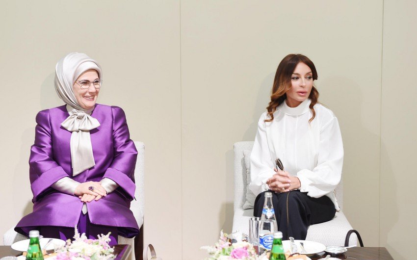Əminə Ərdoğan və Mehriban Əliyeva görüş keçirdi