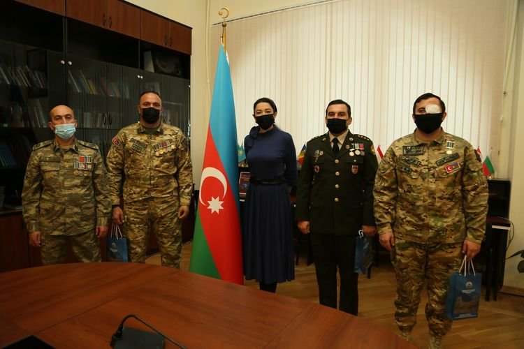 Səbinə Əliyeva qazilərlə görüşdü