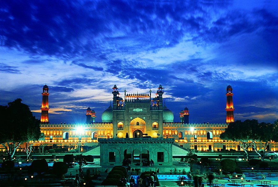 Pakistanda işıqlar yandı