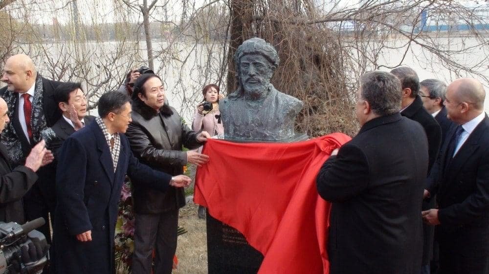 İlham Əliyev çinliyə orden verdi İlham Əliyev çinliyə orden verdi
