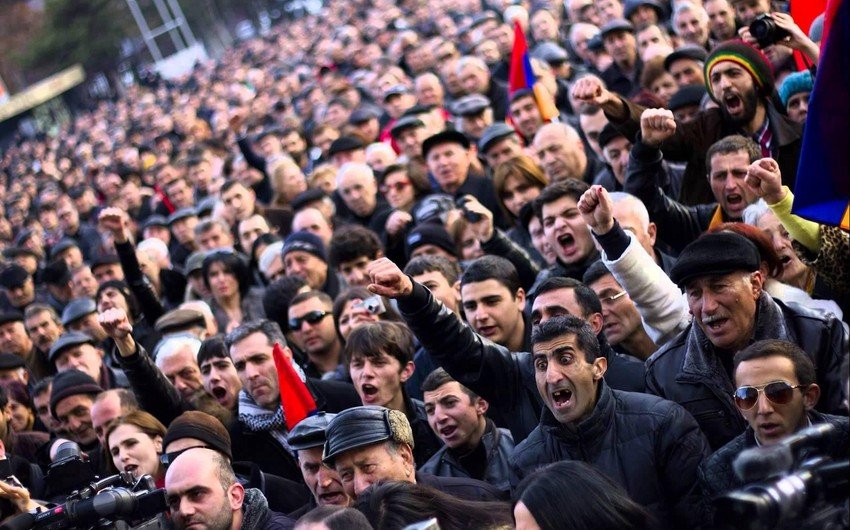 Paşinyanın istefasını tələb edənlər küçələrə axışdı: “Biz göz görə-görə vətənimizi itiririk”