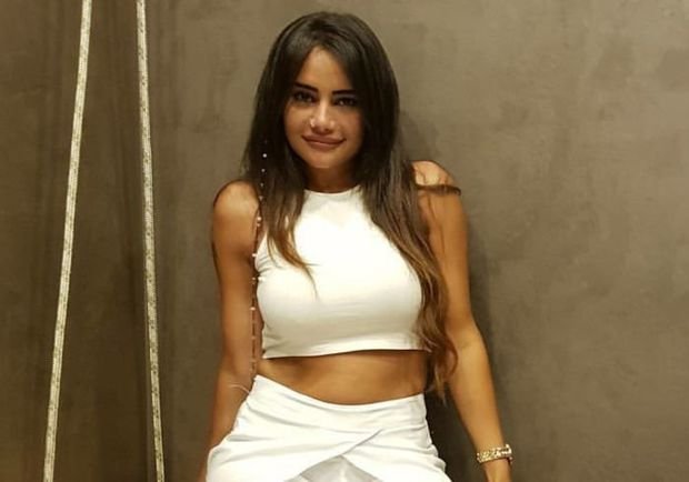 Azərbaycanlı qız İstanbuldan gəldi, sinəsi çöldə qaldı – FOTO Azərbaycanlı qız İstanbuldan gəldi, sinəsi çöldə qaldı – FOTO