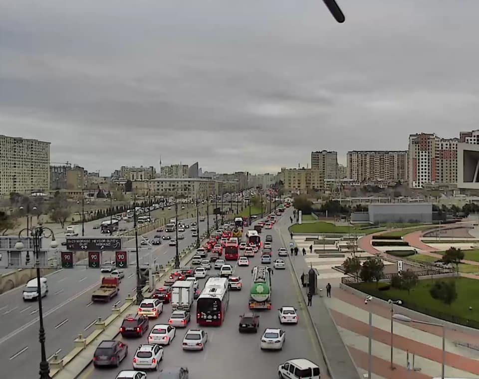Bakıda dəhşətli tıxac var: Bu küçə ilə getməyin!