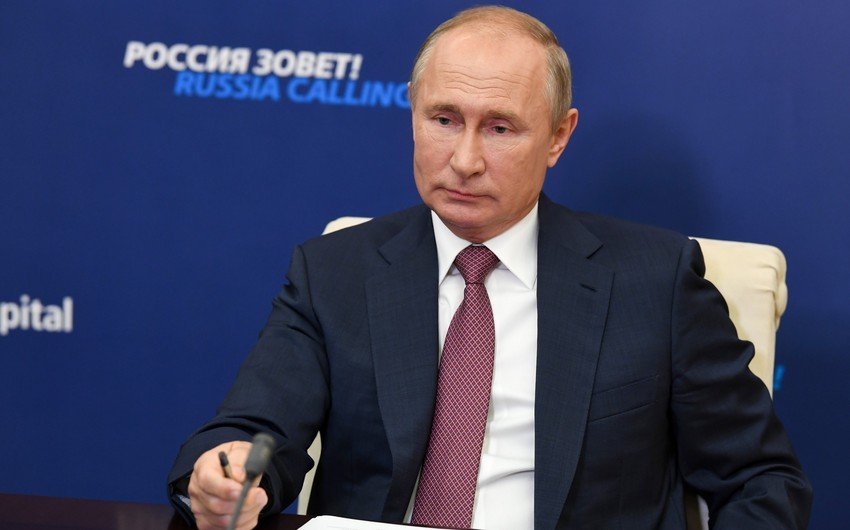 Putin koronavirus əleyhinə peyvənd olundu