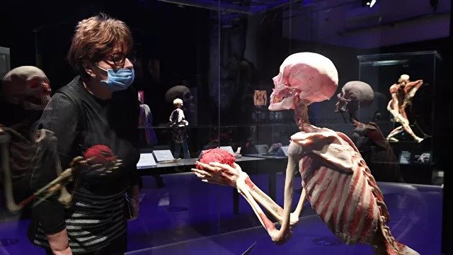 Bu sərgidə canlı insan bədəni nümayiş etdirilir – Sirli görüntülər – FOTO/VİDEO