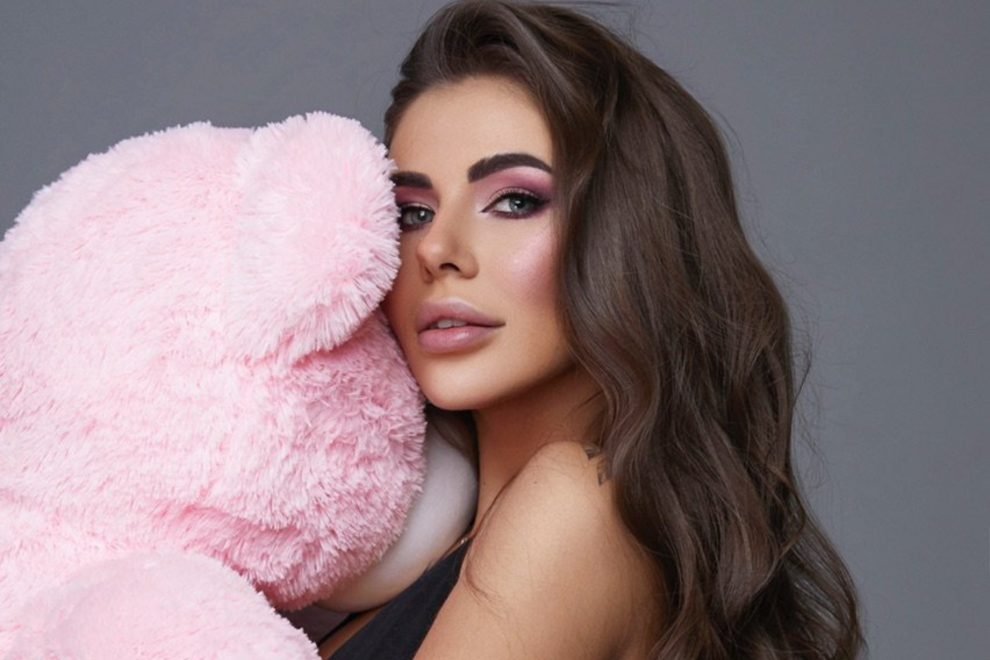 “Instagram”ın ideal qadını əməliyyatdan sonra sinəsini göstərdi – VİDEO