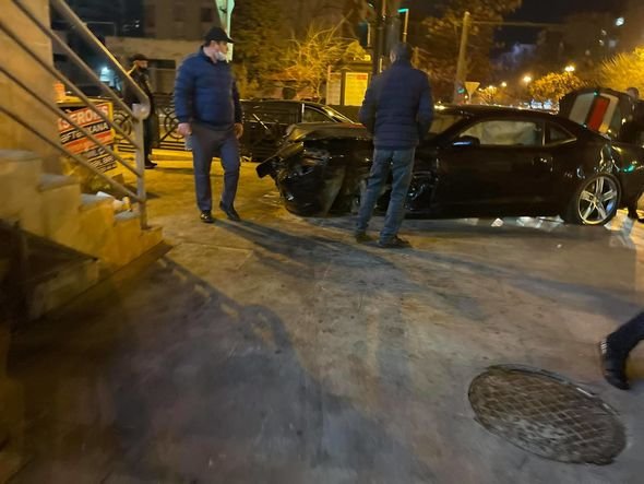 Bakıda idman avtomobili səkiyə çırpıldı - FOTO Bakıda idman avtomobili səkiyə çırpıldı - FOTO