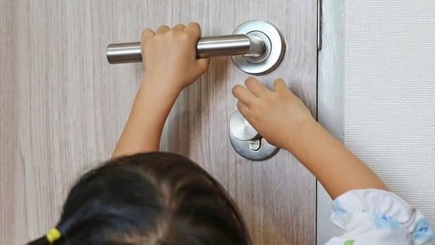 Azyaşlı bağlı qapı arxasında qaldı - Bakıda HADİSƏ