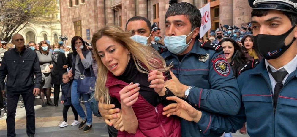 İrəvanda polis 15 qadını nəzarətə götürdü - Aralarında hərbçilərin yaxınları da var 