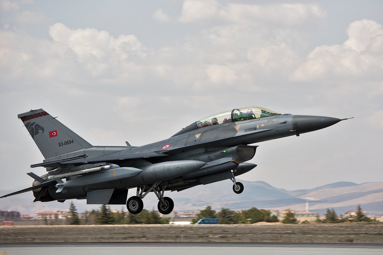 Türkiyədə F-16 qırıcı təyyarəsi qəzaya uğradı Türkiyədə F-16 qırıcı təyyarəsi qəzaya uğradı