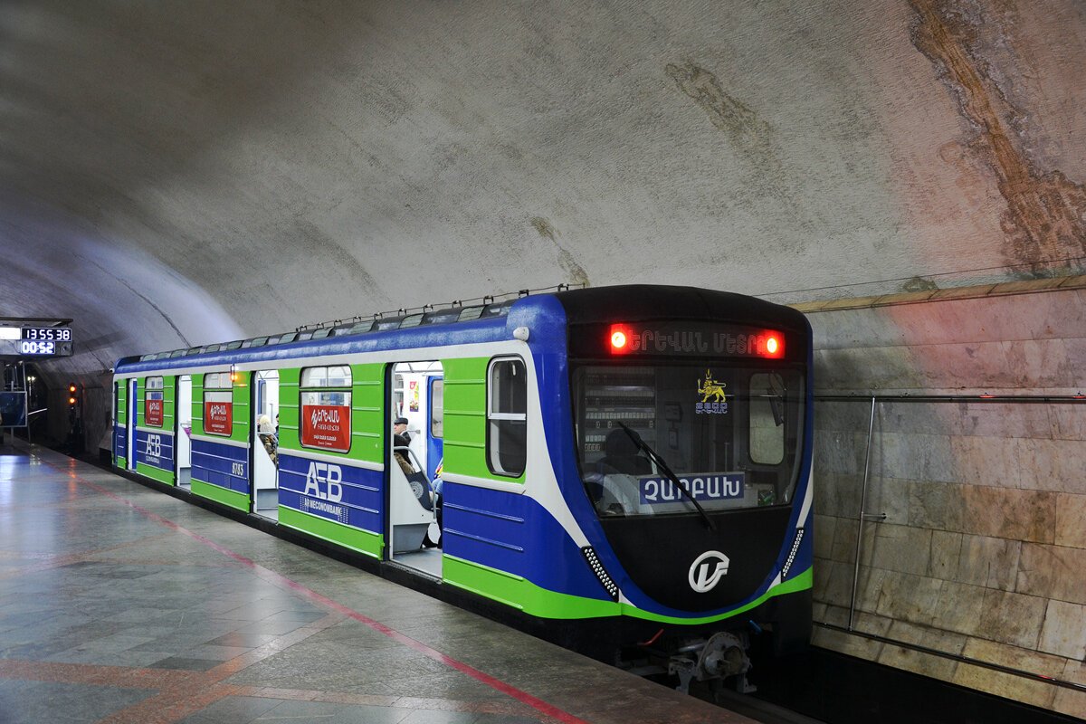 İrəvan metrosunda rus dilində olan lövhələr çıxarıldı - Kremlə qarşı növbəti hörmətsizlik
