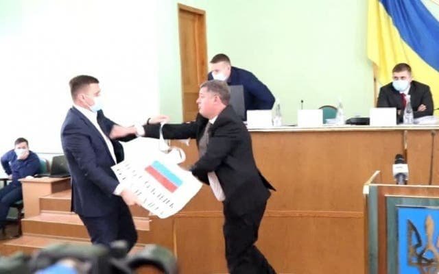 Rusiya bayrağına görə ukraynalı deputatlar arasında dava düşdü – VİDEO+FOTO