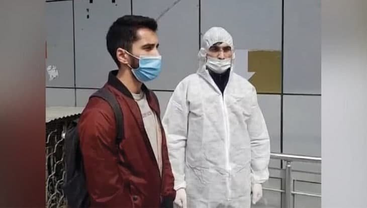 Bakıda ictimai yerdə gəzən koronavirus xəstəsini polislər belə saxladı - VİDEO