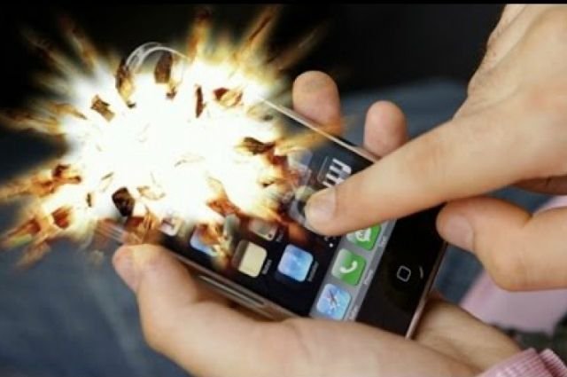 ŞOK: 54 yaşlı kişinin telefonu əlində partladı - VİDEO ŞOK: 54 yaşlı kişinin telefonu əlində partladı - VİDEO