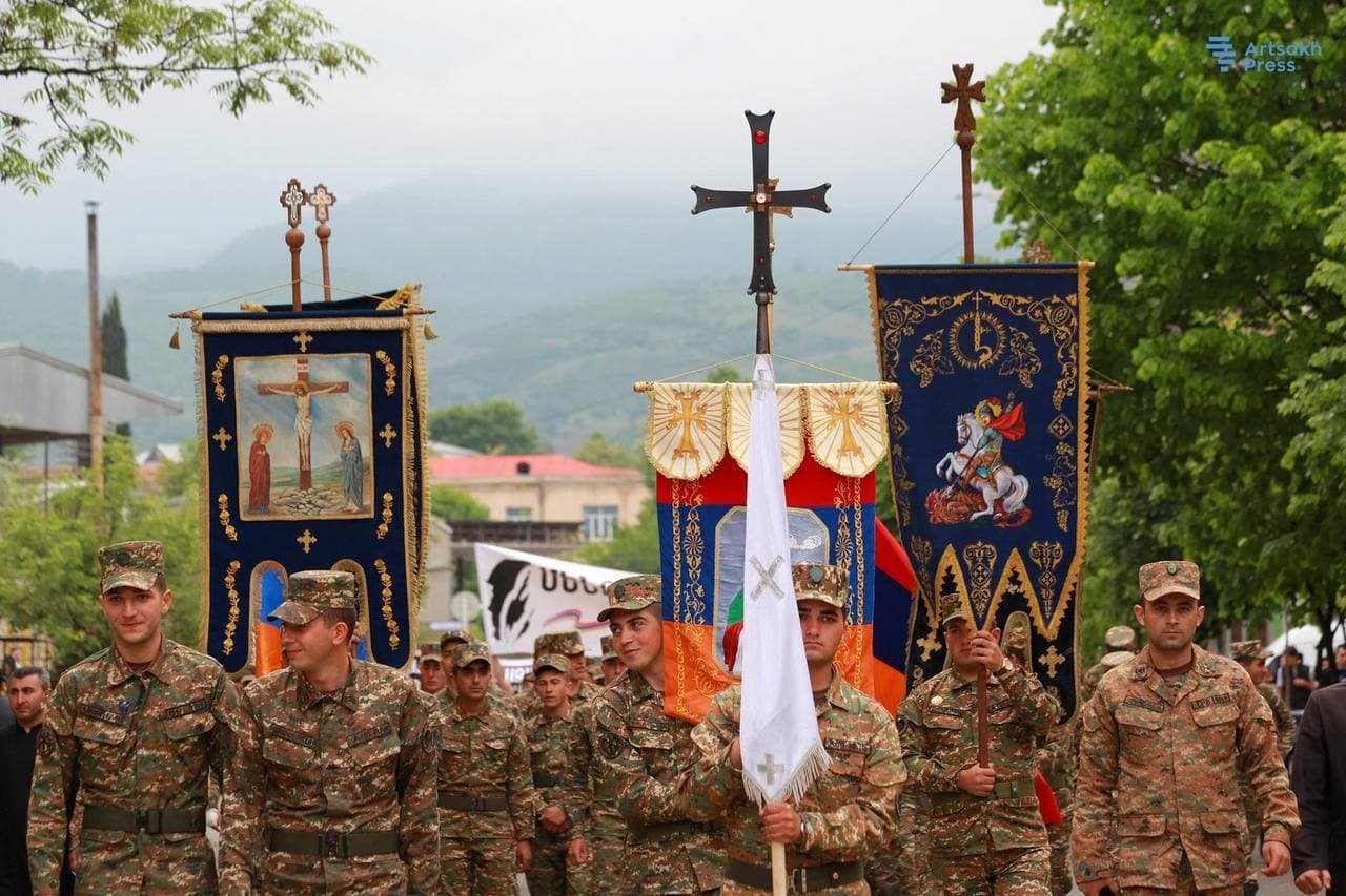 Erməni hərbçilərinin ağ bayraq altında yürüşü keçirildi – Xankəndində - FOTOLAR Erməni hərbçilərinin ağ bayraq altında yürüşü keçirildi – Xankəndində - FOTOLAR