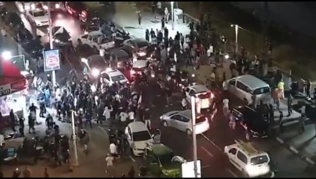 Ərəb sürücü yüzlərlə israilli tərəfindən LİNÇ edildi - VİDEO Ərəb sürücü yüzlərlə israilli tərəfindən LİNÇ edildi - VİDEO