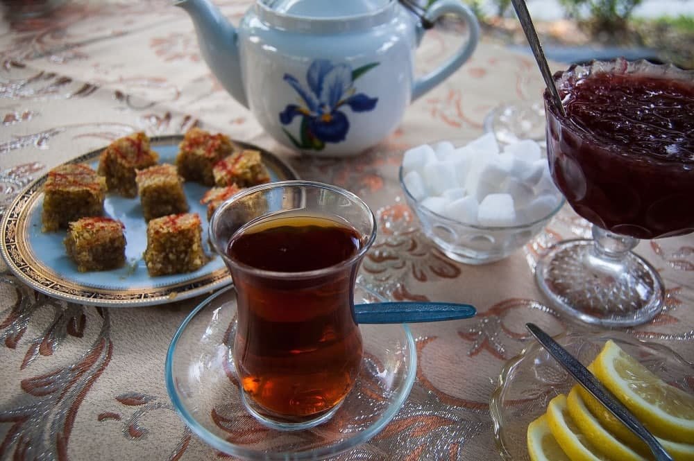 Saatlıda gecə fəaliyyət göstərən çayxana aşkarlandı