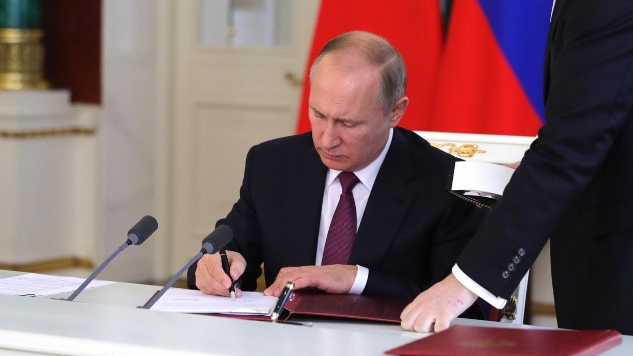 Putin iki azərbaycanlını mükafatlandırdı Putin iki azərbaycanlını mükafatlandırdı