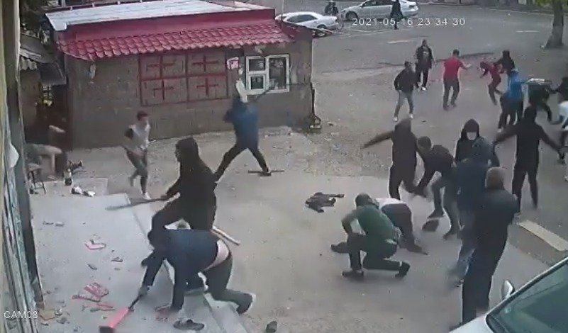 Gürcüstanda azərbaycanlıların mağazasına kütləvi hücum - VİDEO Gürcüstanda azərbaycanlıların mağazasına kütləvi hücum - VİDEO