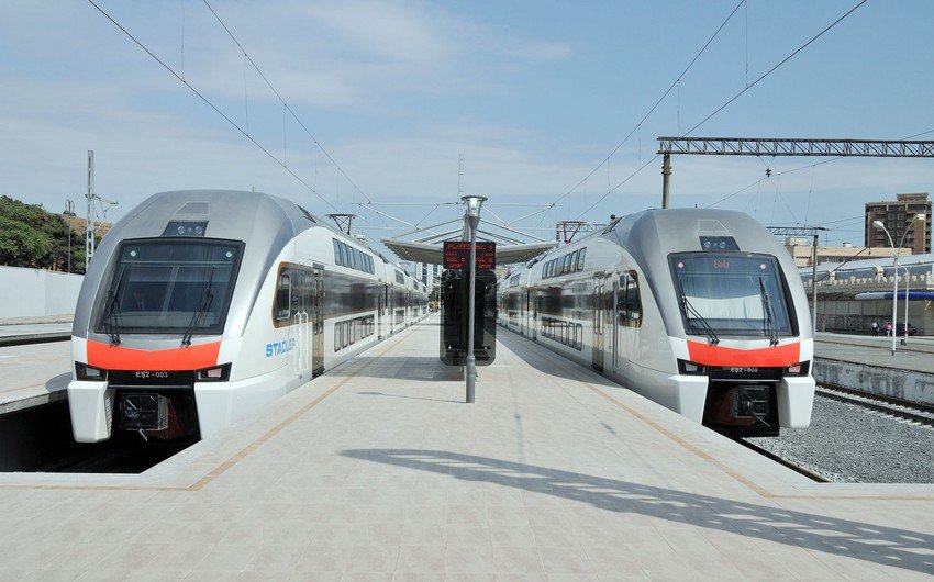 Bakı-Sumqayıt qatarlarının sayı azaldıldı – Sərnişinlər narazılıq etdi - VİDEO