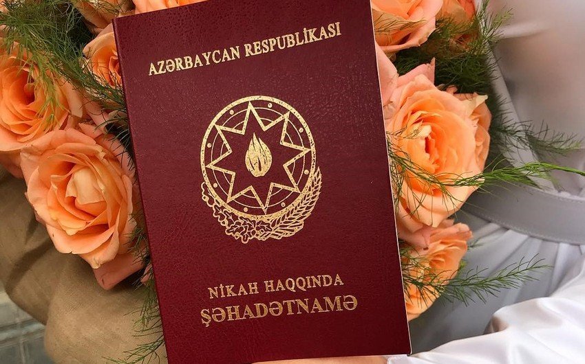Bakıda bu gün evlənən cütlük nikah şəhadətnaməsini itirdi - FOTO