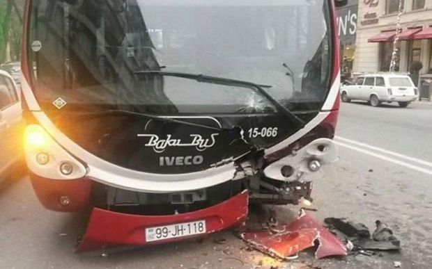 Bakıda sərnişin avtobusu qəzaya düşdü