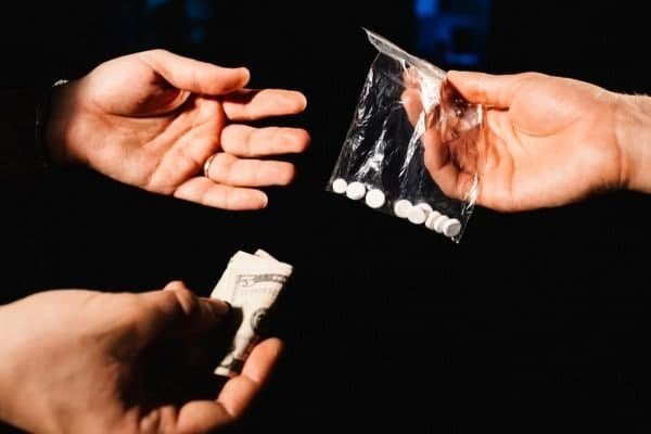 Azərbaycanda qadın narkotacir saxlanıldı - FOTO