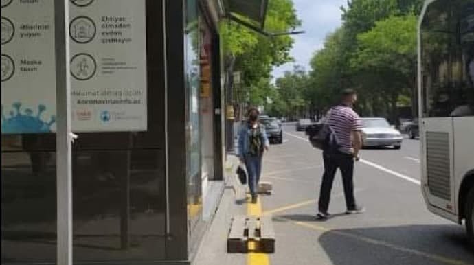 Bakıda avtobus dayanacağında biabırçılıq - Beləsini görməmisiniz - FOTO 