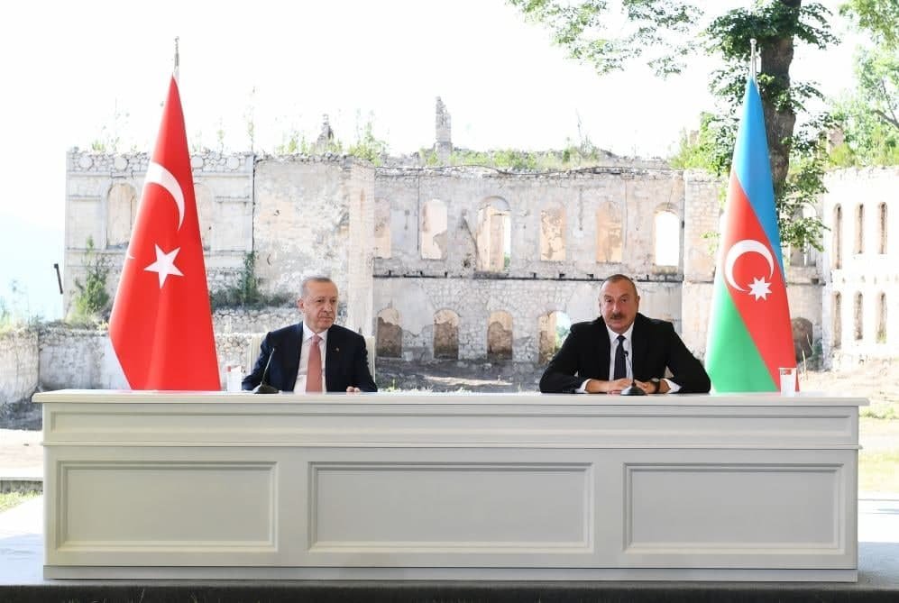 Ərdoğan: “Şuşada arxa fondakı yerləşən bina erməni vəhşiliyinin bariz nümunəsidir”